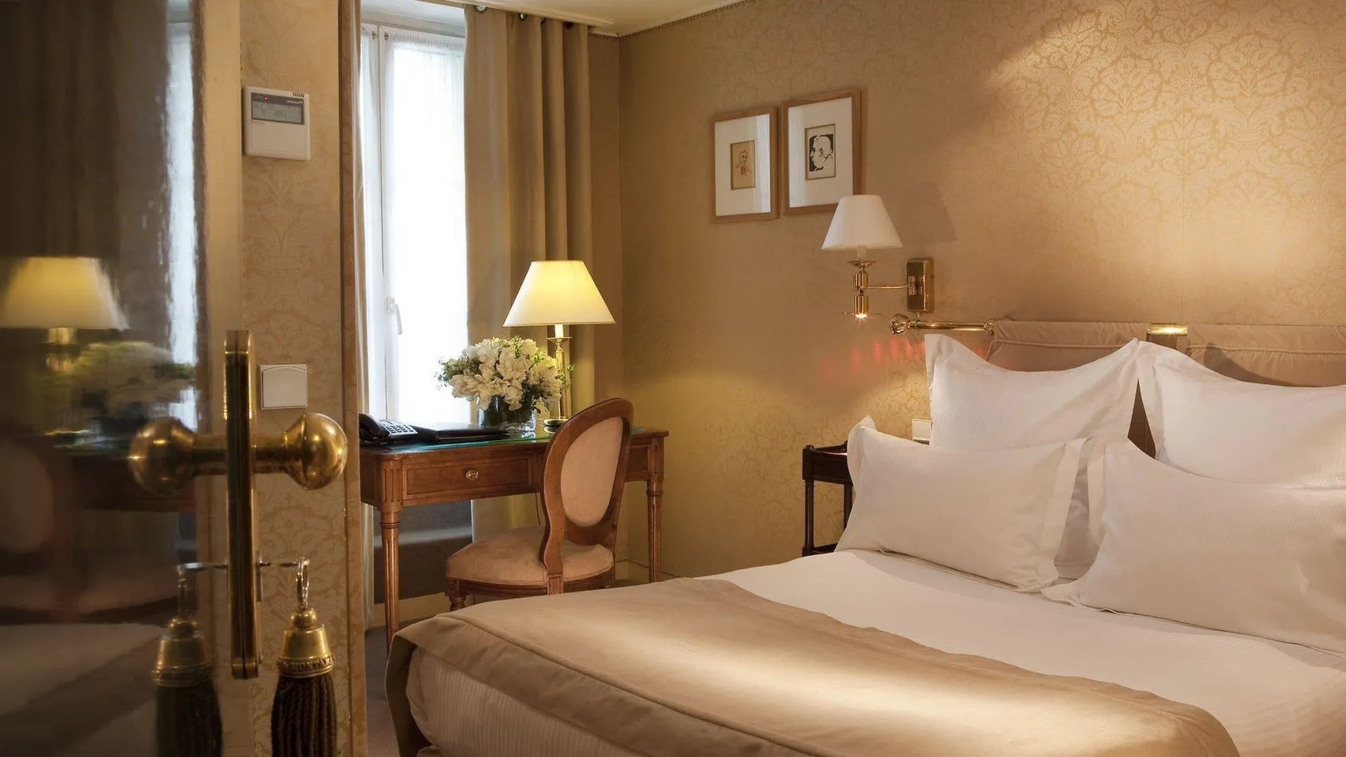 פריז Hotel Bourgogne & Montana צרפת